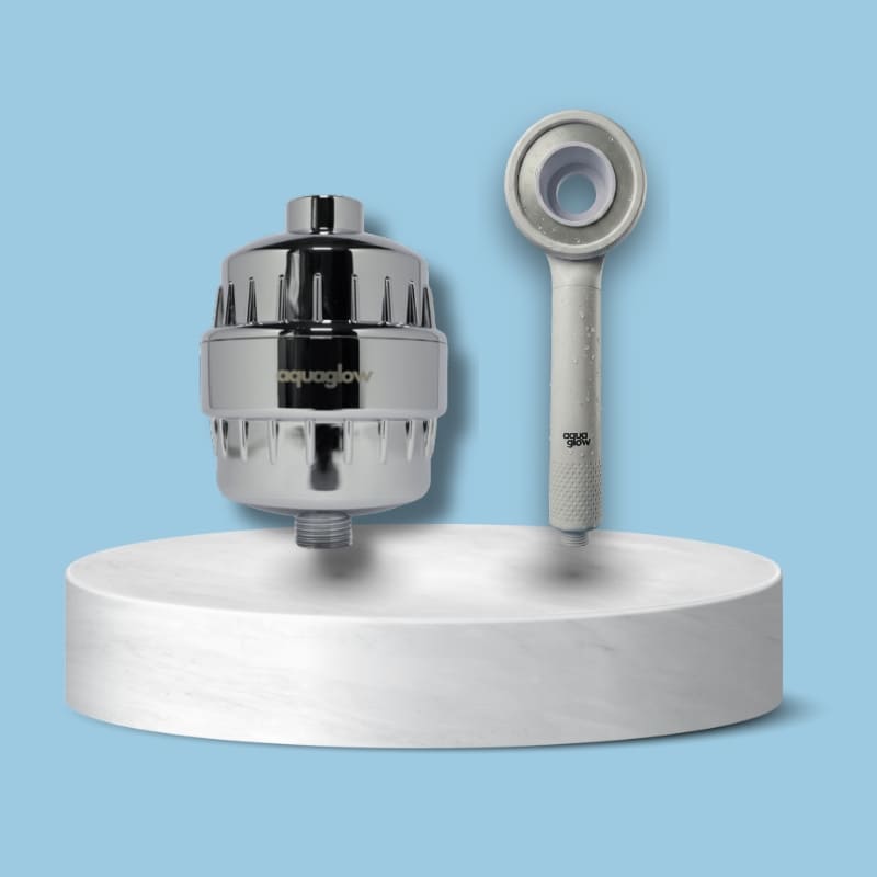 פילטר למקלחת וכף מקלחת בצבע כרום מודרני, רקע תכלת, טיהור מים, הפחתת אבנית