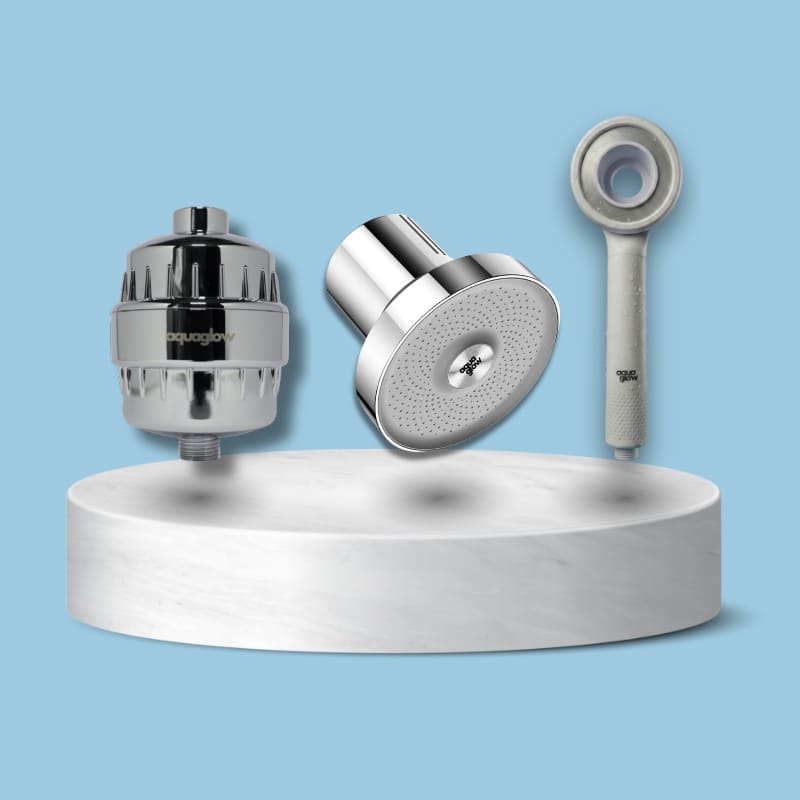 סט ראשי מקלחת וכפילטר מים נגד אבנית וחיידקים על רקע כחול