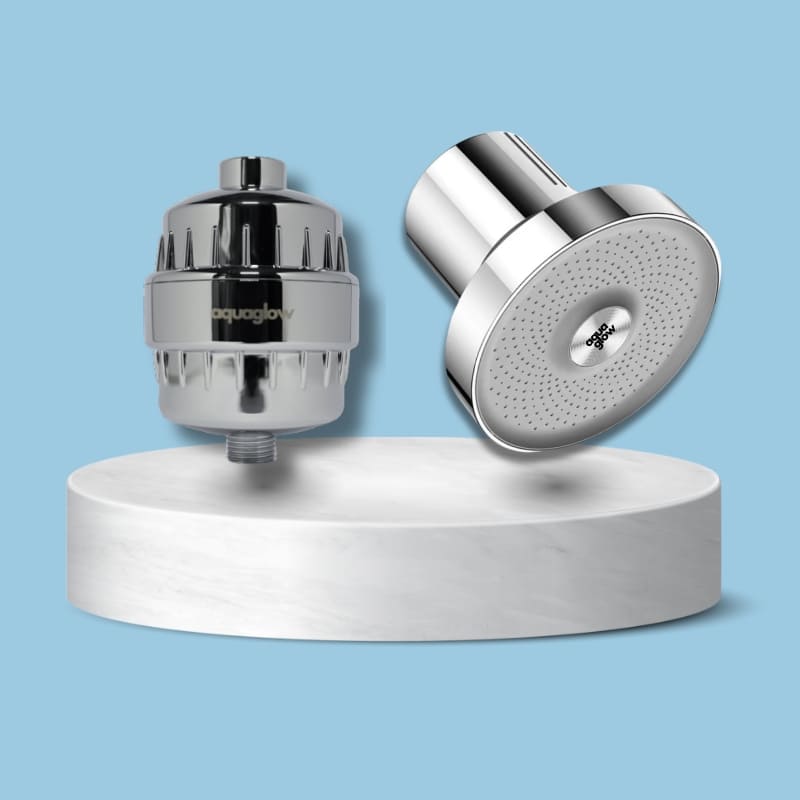 פילטר למקלחת וכף מקלחת כרום על כן לבן, רקע תכלת, מסנן מים לחלודה וכלור