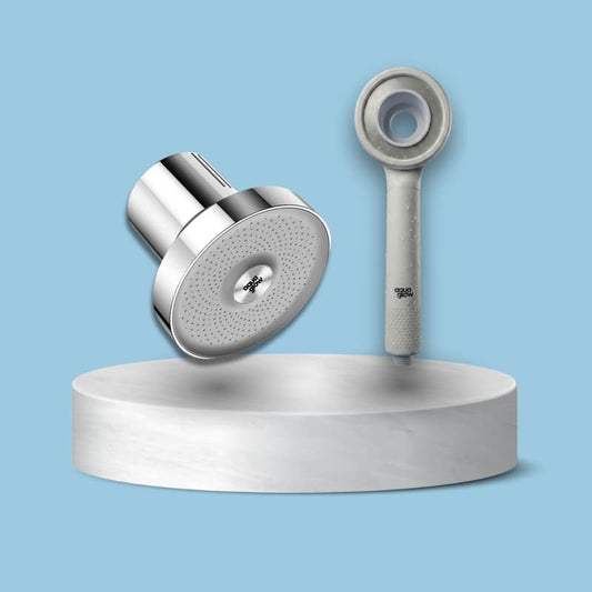 ראש מקלחת וסנן מים למקלחת מעוצבים בגוון כסוף על רקע כחול, מטהר מים ומפחית אבנית